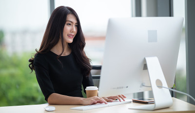 在办公室伏案工作的女商人