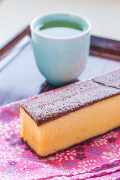 Castella -传统日本海绵蛋糕和热茶。