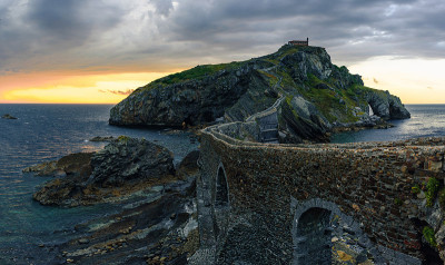 西班牙 San Juan de Gaztelugatxe 岛的日落