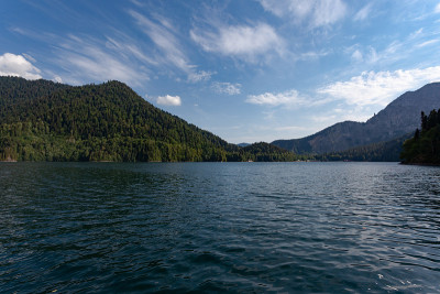 青山绿水，山岩间湖
