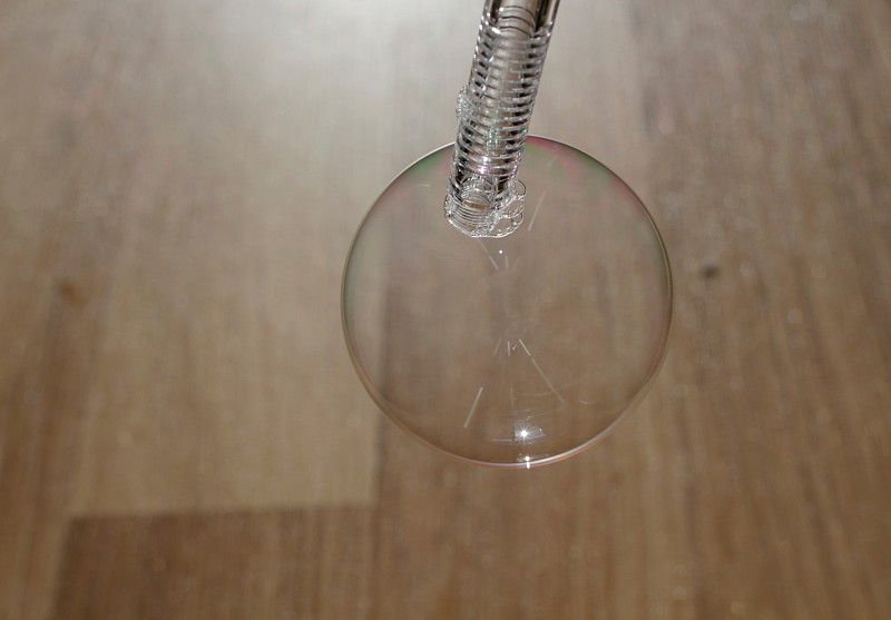 在管子的顶端有膨胀的气泡