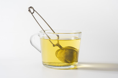 一杯用透明玻璃杯盛着的甘菊茶