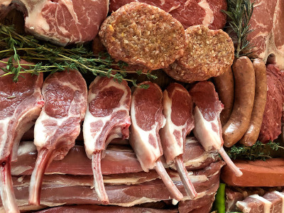 以各种生肉为背景