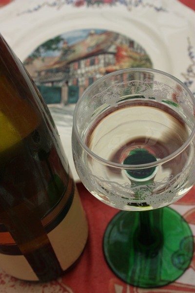 阿尔萨斯葡萄酒一瓶和一杯白葡萄酒