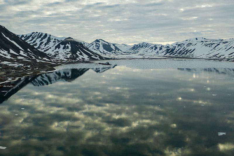 油轮Chukotka+在位于普罗维登尼亚的共青团港口的一个海湾的油库卸货。