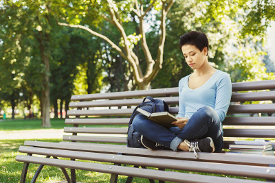 年轻女子在大学校园读书