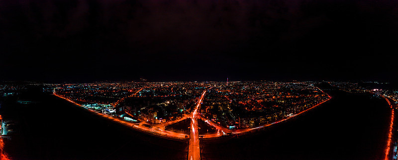 伊万诺-弗兰基夫斯克市的夜航全景图，明亮的灯光从汽车和城市的夜晚照明。
