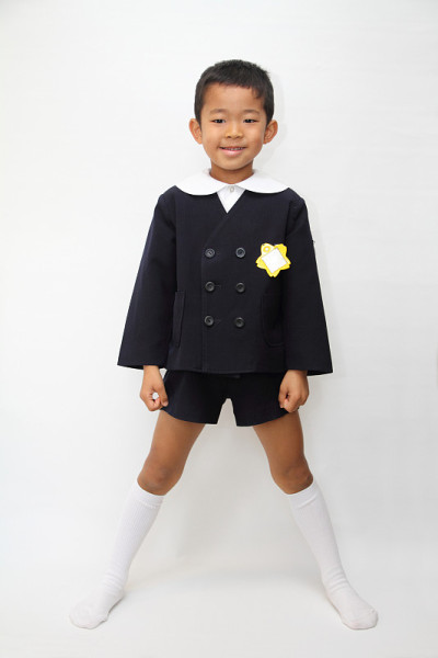 日本男孩穿校服(6岁)