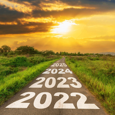 2022年新年目标概念:空沥青路日出与文字去2022年新年