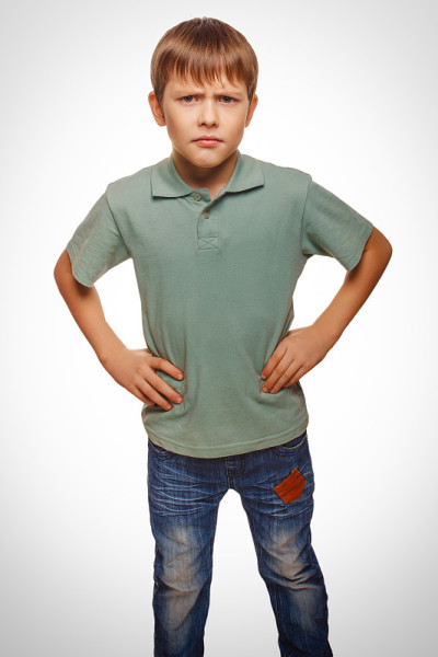 愤怒的少年，不满的少年，皱眉的情绪