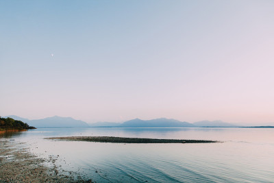 惊人的日落在基姆湖与山的背景