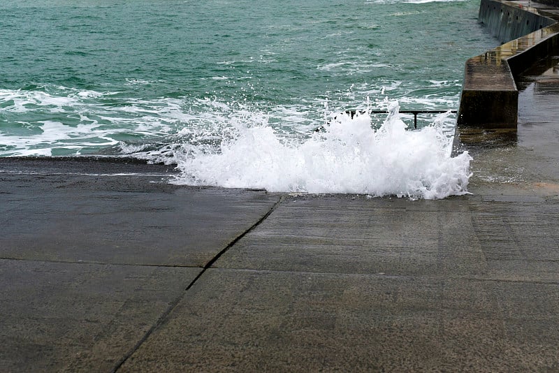 波浪淹没高潮