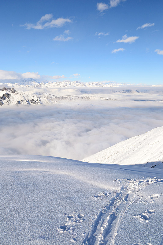 在新雪中登山