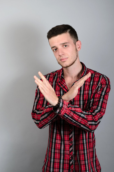 严肃的年轻潮男做了一个X形