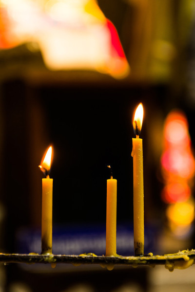 蜡烛祈祷佛龛
