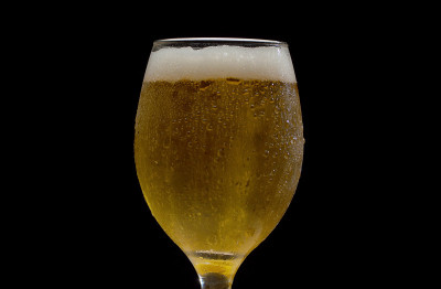 洒有泡沫的啤酒
