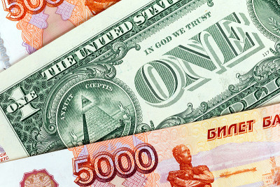 美元和俄罗斯5000卢布，背景