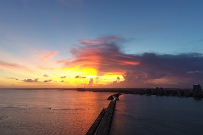 美国迈阿密比斯坎湾日落鸟瞰图。伟大的景观。假期旅行。旅游目的地。热带风光。