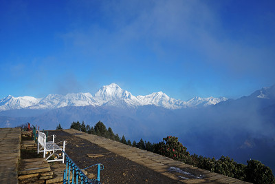 雪山的ghrepani Poon山和彩色的payer旗帜，喜马拉雅山脉Annapurna