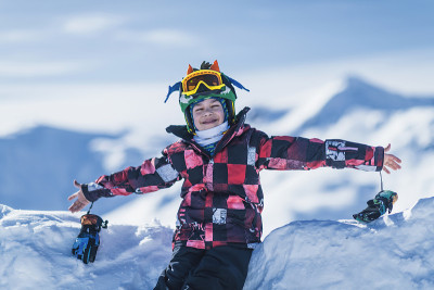 小男孩在山顶滑雪胜地休息