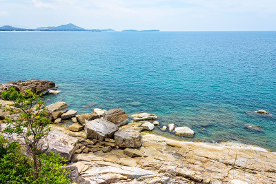 苏梅岛的岩石、海岸线和大海