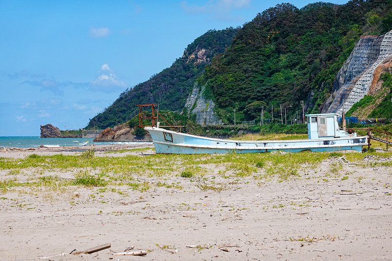 俯瞰佐堂岛的日本海海滨度假胜地(新泻县长冈市寺滨野泉海滩)