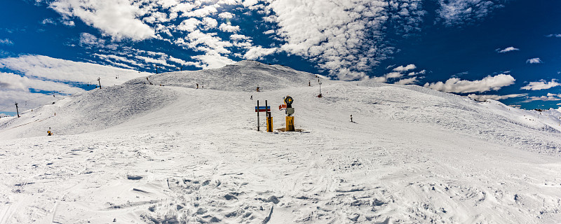 新西兰山全景和滑雪斜坡从皇冠峰滑雪胜地，皇后镇