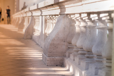 石砌栏杆，栏杆与阳光古建筑