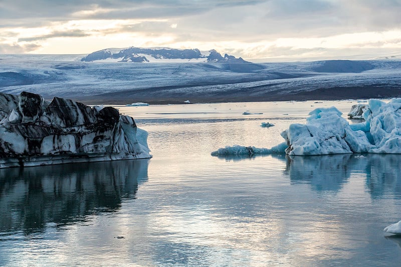 美丽的冰川泻湖Jokulsarlon晚上，冰岛