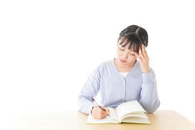 年轻的学生在桌前思考