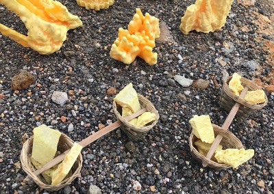 伊真火山口硫磺矿的纪念品