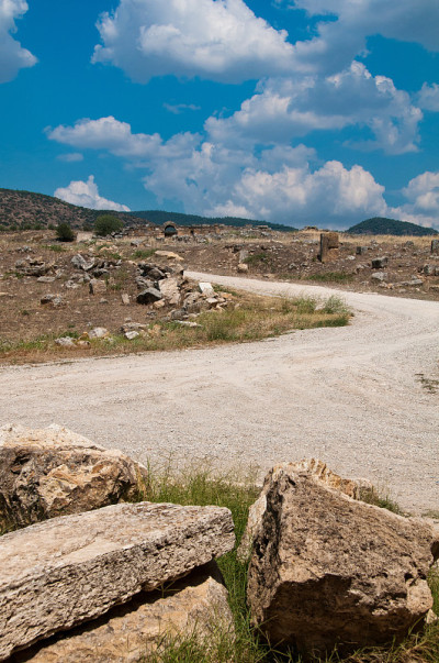 土耳其希拉波利斯古城遗址和古老建筑，毗邻现代的Pamukkale