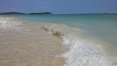 泰国苏梅岛查翁海滩上的海浪。