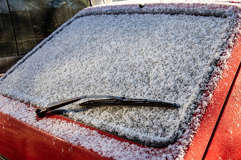 汽车后窗被雪覆盖。降雪后