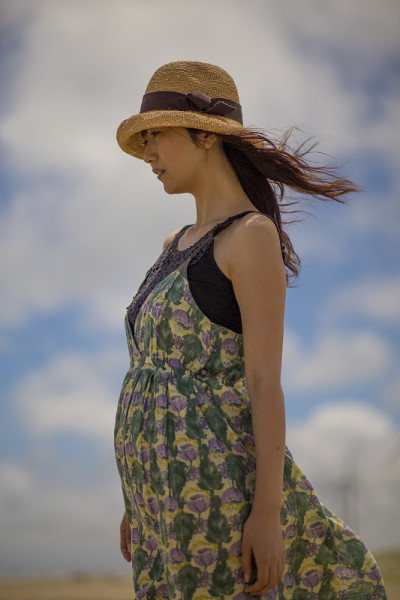 漫步在海岸的女士