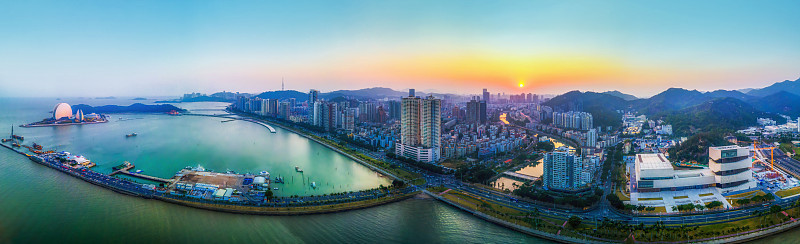 傍晚航拍珠海海岸线上的歌剧院
