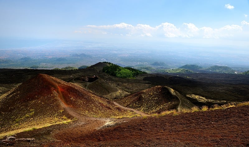 游客们以埃特纳火山为中心