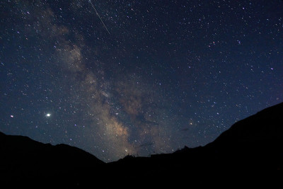 星空和银河在山中。