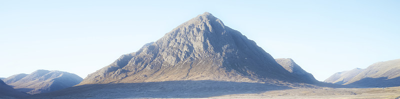 Buachaille Etive Mor在秋季俯瞰A82路和桥