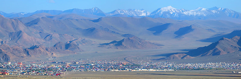 蒙古西部巴彦乌尔基全景。在亚洲旅行。