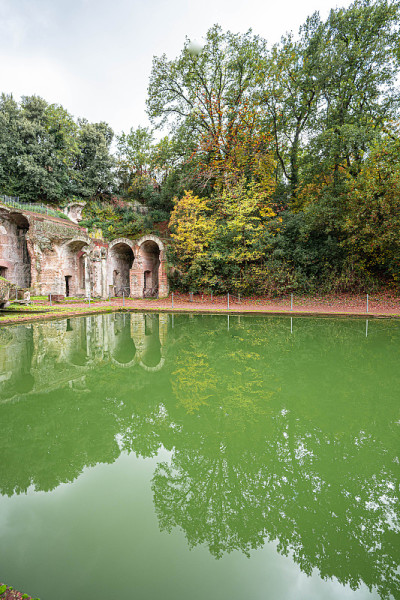 古水池被称为Canopus，在Villa Adriana(哈德良的别墅)被希腊雕塑包围，在Tivol