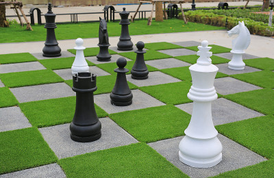 花园里装饰的大棋子