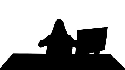 剪影紧张疲惫的工作黑客看着电脑显示器