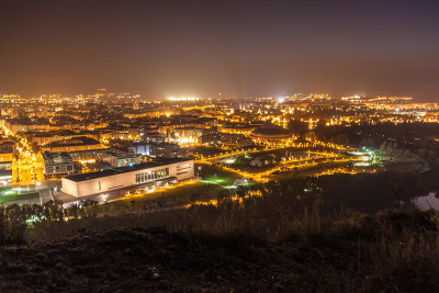 西班牙洛格罗尼奥的夜景鸟瞰图