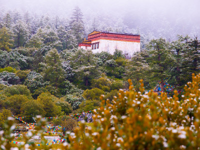 崇古寺在亚丁