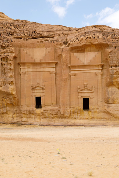 Jabal Al Ahmar有18座坟墓，其中一些最近才被挖掘出来。这个名字是指沙特阿拉伯的Al U