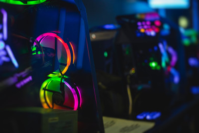 游戏PC与rgb led灯，强大的高端个人电脑，组装硬件组件，在家里或在赛博赛场