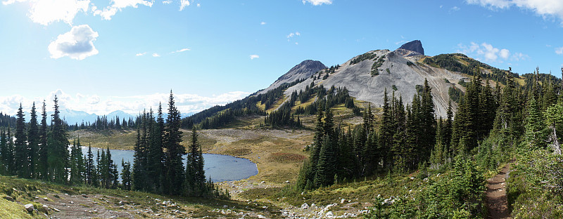 高山和高山湖泊景观在一个阳光明媚的日子在加里波第湖全景岭与黑塔斯克峰在不列颠哥伦比亚省，加拿大。
