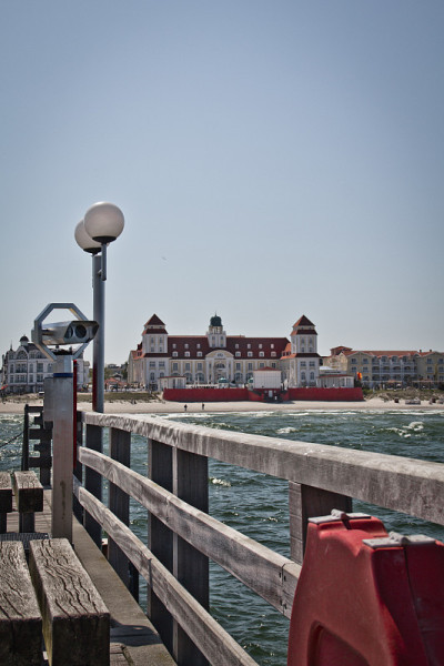 在码头上。在Rügen，粉笔悬崖，海滩，海岸和沐浴胜地宾兹度过美好时光。