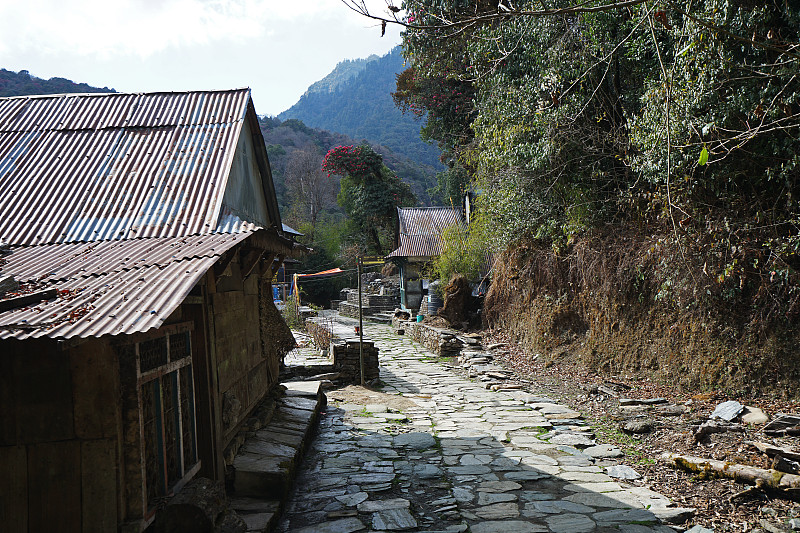 外部设计和建筑的当地尼泊尔村庄沿着徒步到安娜普纳喜马拉雅山脉